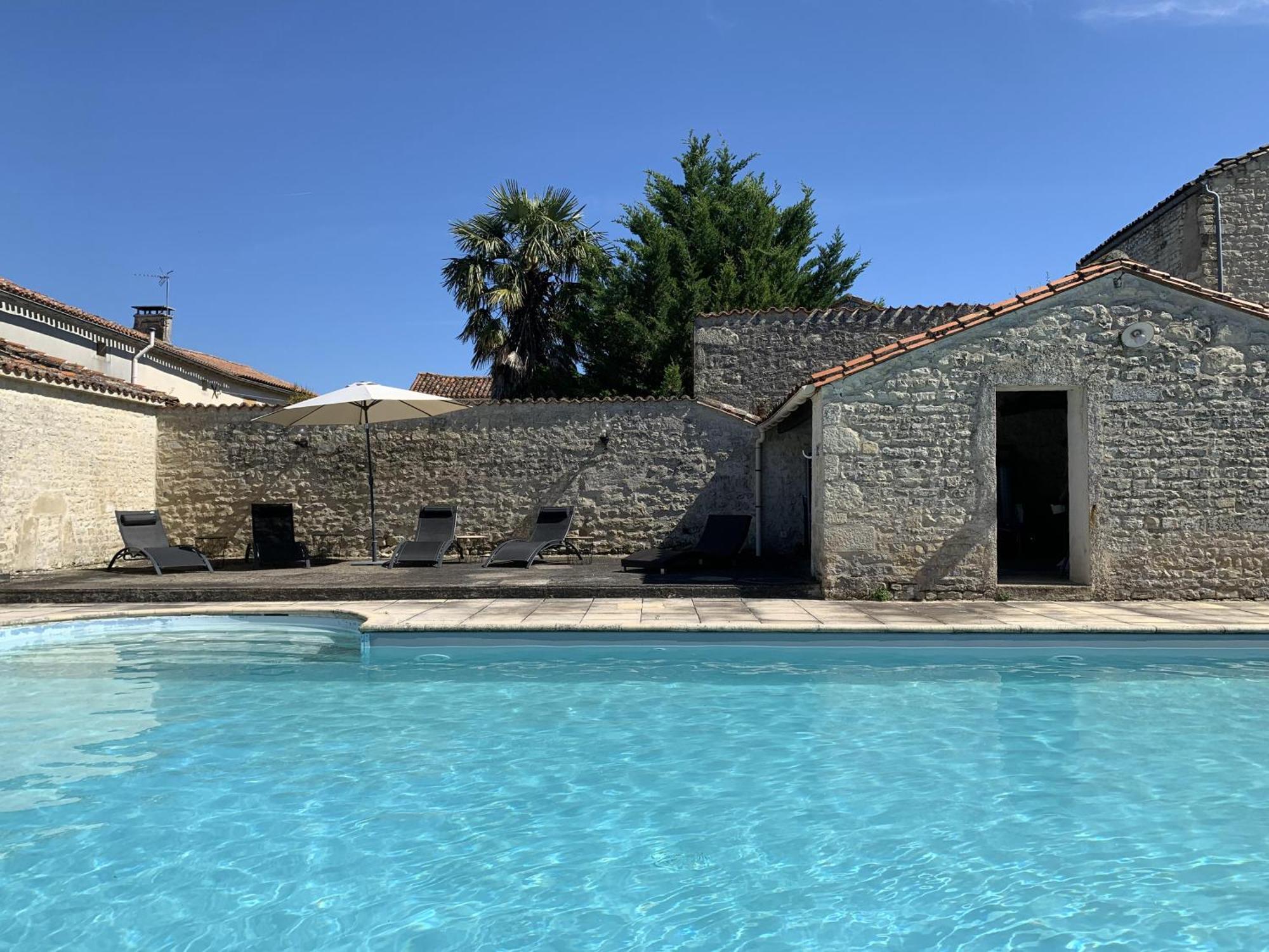 לינה וארוחת בוקר The Cool Lounge A Coulonges - Charente מראה חיצוני תמונה